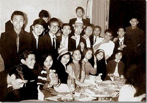 Trịnh Công Sơn (hàng đứng, thứ 3 bên trái sang, đeo kính) khoảng năm 1962-1964 tại Trường Sư Phạm Quy Nhơn, Việt Nam